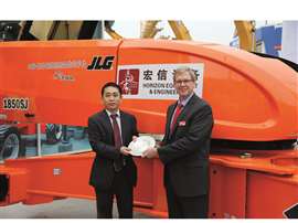 Chinese rental company Horizon took delivery of the first 185ft working height 1850SJ Ultra Boom in the country. The company’s president Jiayin Wang (left) and JLG Industries’ president Frank Nerenhausen (right) marked the occasion at Bauma China 2014. 